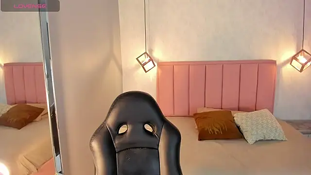 SUNNYCYRUS online show from 23, 4, 2026