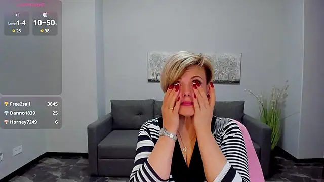 Julia Wilsone online show from 5, 3, 2025