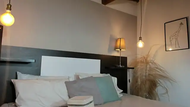 SaraaJhonsonn online show from 10, 4, 2026