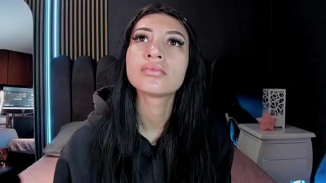 Nicolette ks  online show from 19, 6, 2026