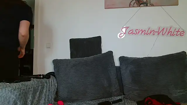 Snapshot of Jasmin-White chatting on 6, 5, 2026 Jasmin-White online show from 6, 5, 2026