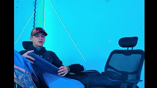 Snapshot of HOT_boy2025 chatting on 19, 9, 2025 HOT boy2025 online show from 19, 9, 2025