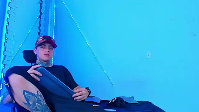 Snapshot of HOT_boy2025 chatting on 7, 10, 2025 HOT boy2025 online show from 7, 10, 2025