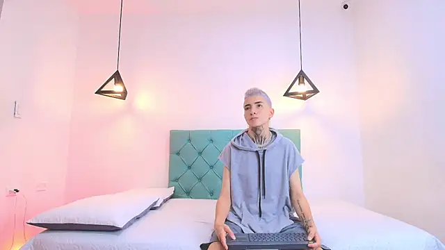 Tinny and Candy online show from 20, 2, 2025