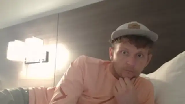 straightforward2324 online show from 30, 10, 2025