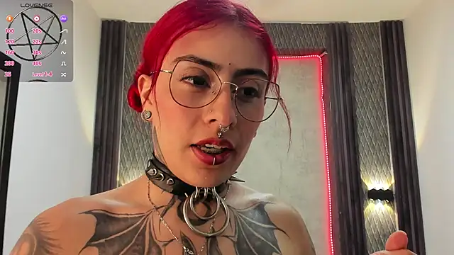 selene red  online show from 17, 2, 2025