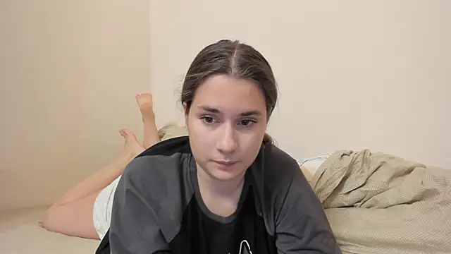 Snapshot of LunaWines chatting on 4, 10, 2025 LunaWines online show from 4, 10, 2025