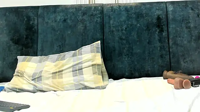 Julia Gomes online show from 8, 3, 2025