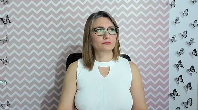 Amie Adams82  online show from 2, 12, 2024