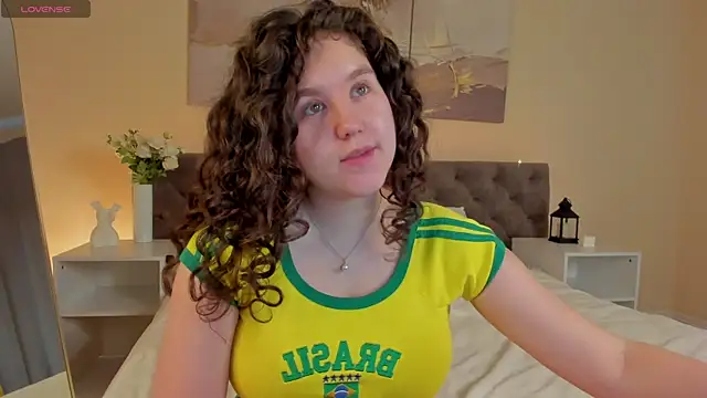 Snapshot of Ariella_Sol chatting on 5, 7, 2026 Ariella Sol online show from 5, 7, 2026