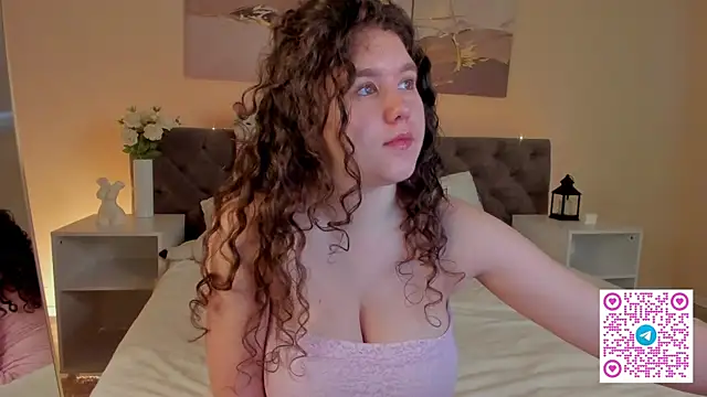 Snapshot of Ariella_Sol chatting on 7, 7, 2026 Ariella Sol online show from 7, 7, 2026