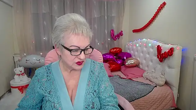 KayleSmoll online show from 4, 2, 2025