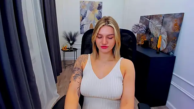 Snapshot of SelenaeMoore chatting on 1, 5, 2026 SelenaeMoore online show from 1, 5, 2026