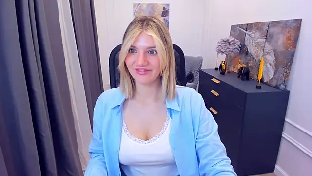 Snapshot of SelenaeMoore chatting on 8, 5, 2026 SelenaeMoore online show from 8, 5, 2026