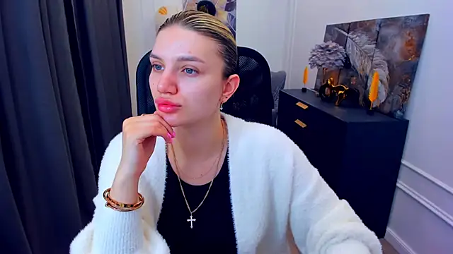Snapshot of SelenaeMoore chatting on 12, 5, 2026 SelenaeMoore online show from 12, 5, 2026