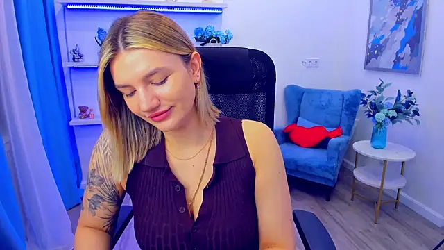 Snapshot of SelenaeMoore chatting on 13, 5, 2026 SelenaeMoore online show from 13, 5, 2026