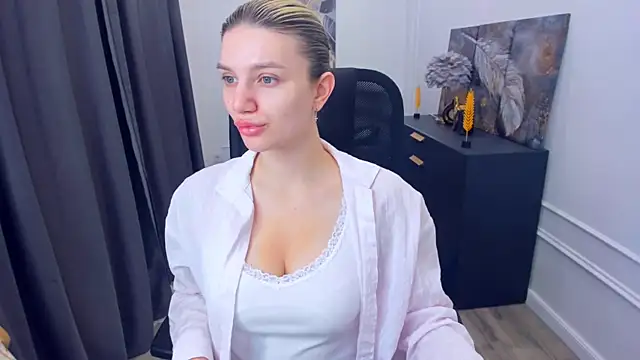Snapshot of SelenaeMoore chatting on 23, 5, 2026 SelenaeMoore online show from 23, 5, 2026