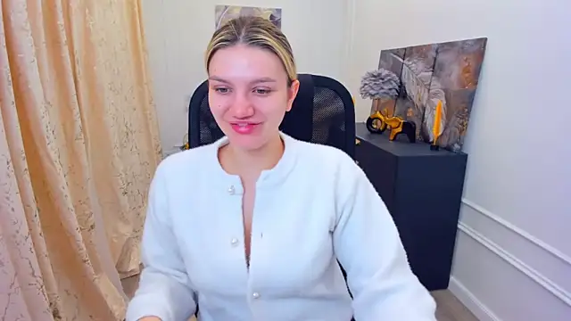 Snapshot of SelenaeMoore chatting on 29, 5, 2026 SelenaeMoore online show from 29, 5, 2026