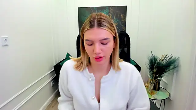 Snapshot of SelenaeMoore chatting on 3, 6, 2026 SelenaeMoore online show from 3, 6, 2026