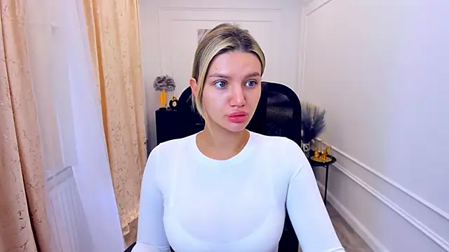 Snapshot of SelenaeMoore chatting on 5, 6, 2026 SelenaeMoore online show from 5, 6, 2026