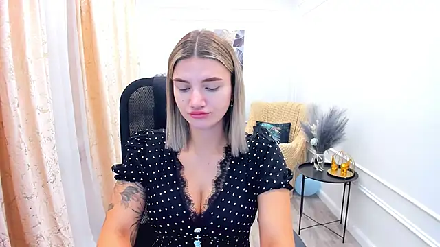 Snapshot of SelenaeMoore chatting on 9, 6, 2026 SelenaeMoore online show from 9, 6, 2026