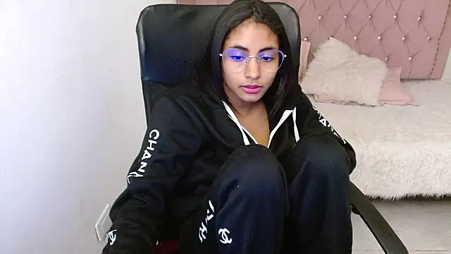 Snapshot of shaneelle chatting on 3, 2, 2025 shaneelle online show from 3, 2, 2025