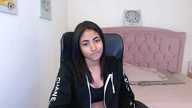 Snapshot of shaneelle chatting on 26, 2, 2025 shaneelle online show from 26, 2, 2025