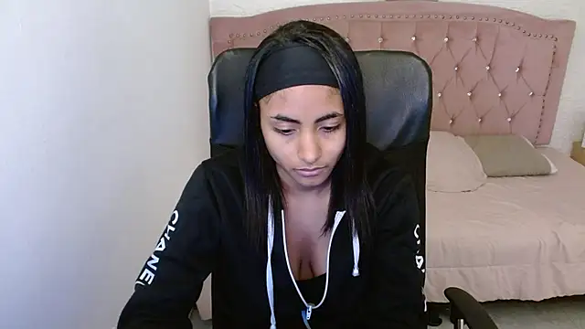 Snapshot of shaneelle chatting on 5, 3, 2025 shaneelle online show from 5, 3, 2025