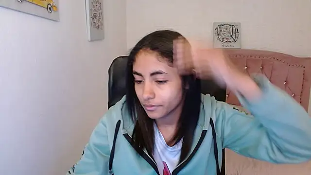 Snapshot of shaneelle chatting on 13, 3, 2025 shaneelle online show from 13, 3, 2025