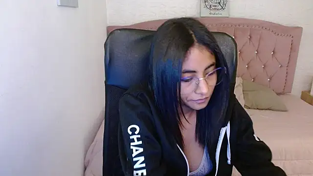 Snapshot of shaneelle chatting on 21, 3, 2025 shaneelle online show from 21, 3, 2025