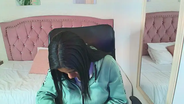 Snapshot of shaneelle chatting on 9, 9, 2025 shaneelle online show from 9, 9, 2025