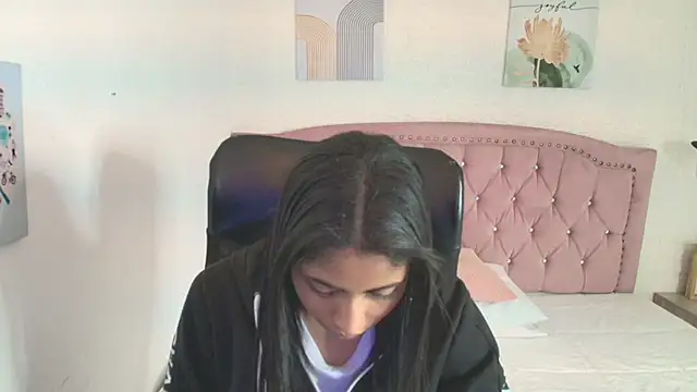 Snapshot of shaneelle chatting on 12, 9, 2025 shaneelle online show from 12, 9, 2025