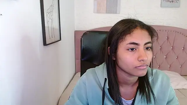 Snapshot of shaneelle chatting on 24, 10, 2025 shaneelle online show from 24, 10, 2025