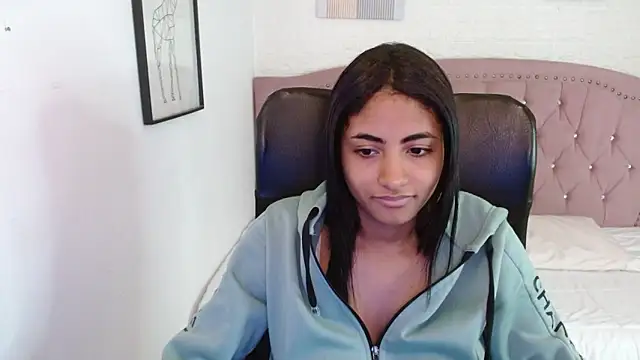 Snapshot of shaneelle chatting on 5, 11, 2025 shaneelle online show from 5, 11, 2025