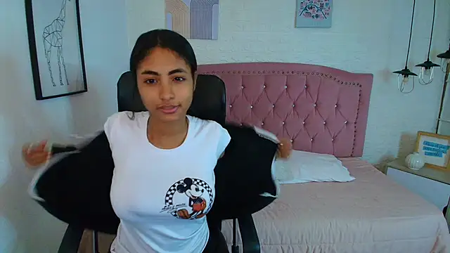 Snapshot of shaneelle chatting on 24, 11, 2025 shaneelle online show from 24, 11, 2025