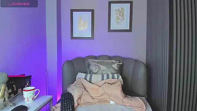 Nahiajhonson  online show from 14, 10, 2025