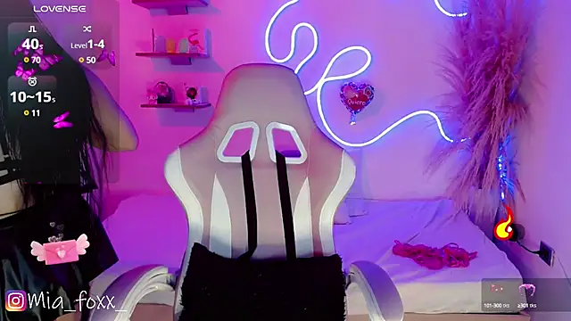 Mia foxx  online show from 7, 3, 2025