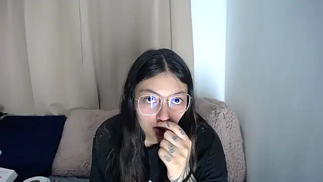 lessliee22  online show from 25, 3, 2026