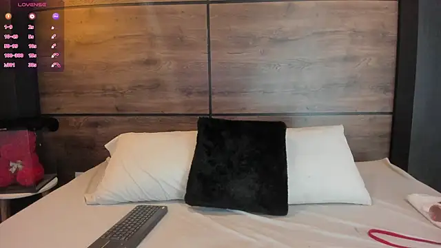 Leamonroe   online show from 7, 1, 2025