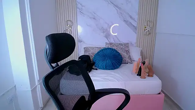 Lunna boobs online show from 24, 4, 2026