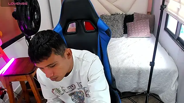 Snapshot of Backsex_boy chatting on 12, 9, 2025 Backsex boy online show from 12, 9, 2025