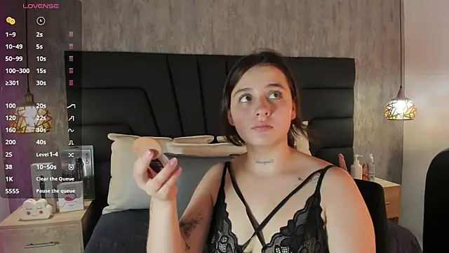 Sabrina Lennox online show from 28, 1, 2025