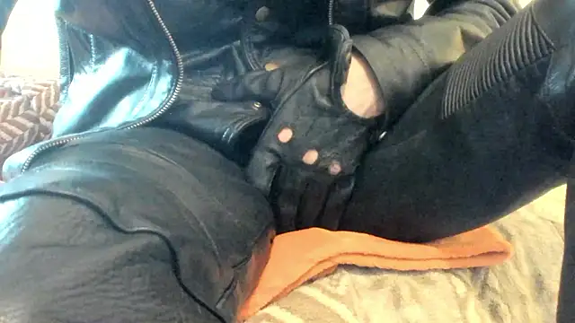 Snapshot of leatherz69 chatting on 3, 4, 2026 leatherz69 online show from 3, 4, 2026