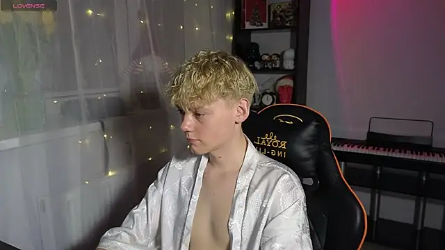 Snapshot of Keytaro chatting on 11, 3, 2025 Keytaro online show from 11, 3, 2025