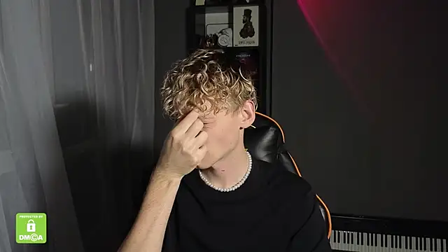 Snapshot of Keytaro chatting on 12, 9, 2025 Keytaro online show from 12, 9, 2025