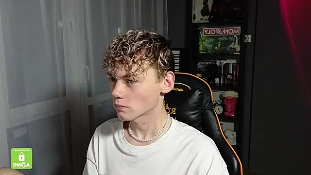 Snapshot of Keytaro chatting on 4, 10, 2025 Keytaro online show from 4, 10, 2025