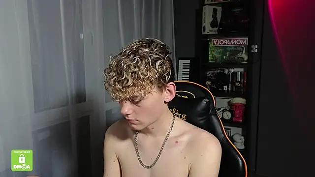 Snapshot of Keytaro chatting on 6, 10, 2025 Keytaro online show from 6, 10, 2025