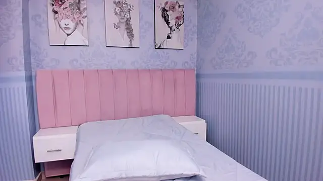 Isa little4u online show from 8, 1, 2025