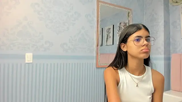 Isa little4u online show from 1, 2, 2025