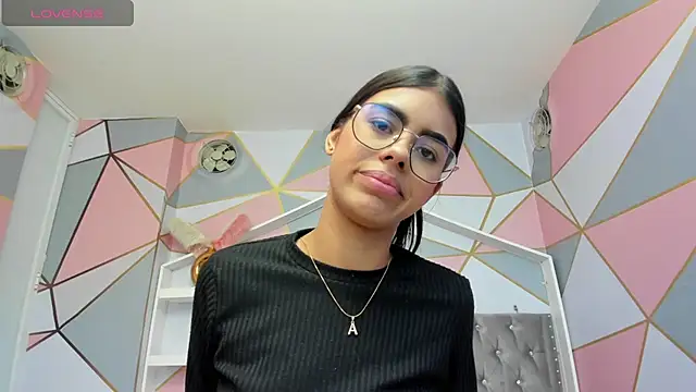 Isa little4u online show from 5, 2, 2025